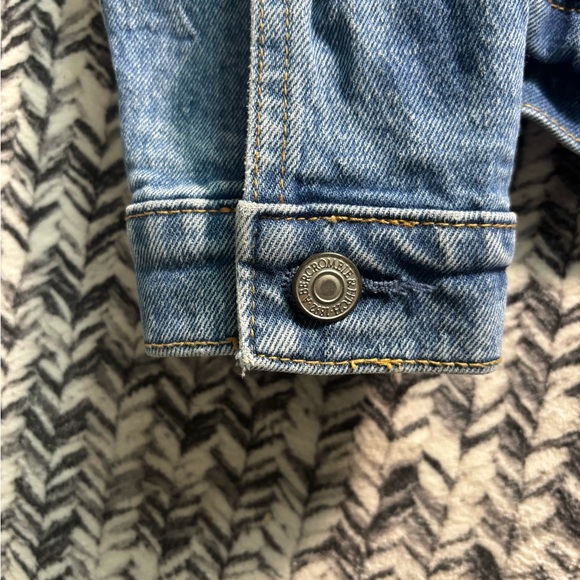Like New Abercrombie & Fitch Light Wash Denim Jean Jacket Womens Medium - Picture 4 of 9